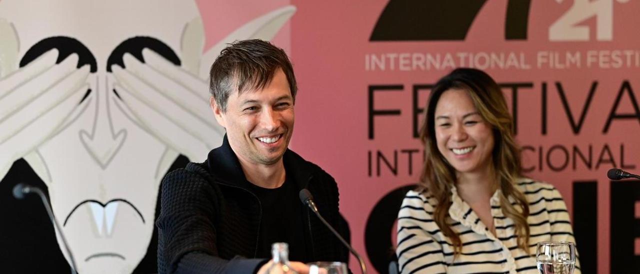 El cineasta Sean Baker junto a la productora Samantha Quan durante la rueda de prensa del Festival Internacional de Cine de Las Palmas de Gran Canaria.