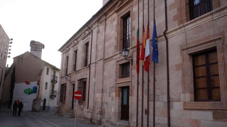 Las banderas de la Diputación Provincial en el Palacio de La Encarnación ondean a media asta desde la mañana de ayer.