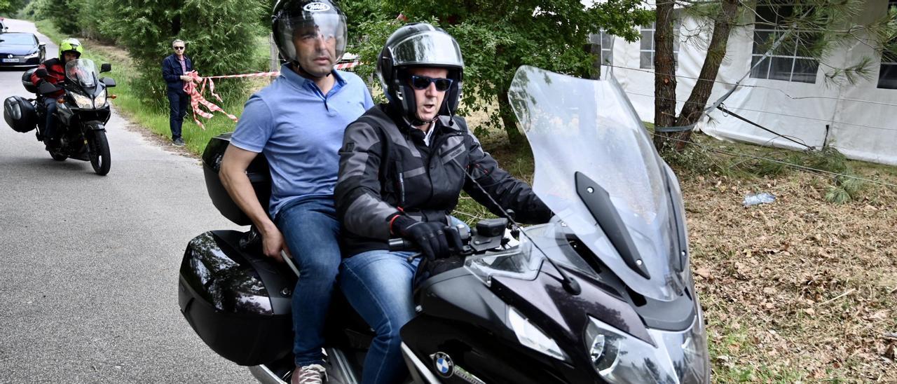 Alfonso Rueda llega pilotando su moto a la romería del PP en Poio y llevando al presidente provincial en funciones del partido, Luis López.