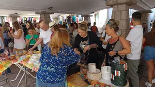 Los quesos de los Picos de Europa, entre lo más demandado en la popular "plaza" de Cangas de Onís