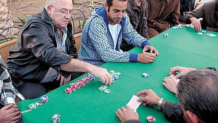 Varios de los jugadores habituales haciendo sus apuestas sobre el tapete verde de Santa Catalina.