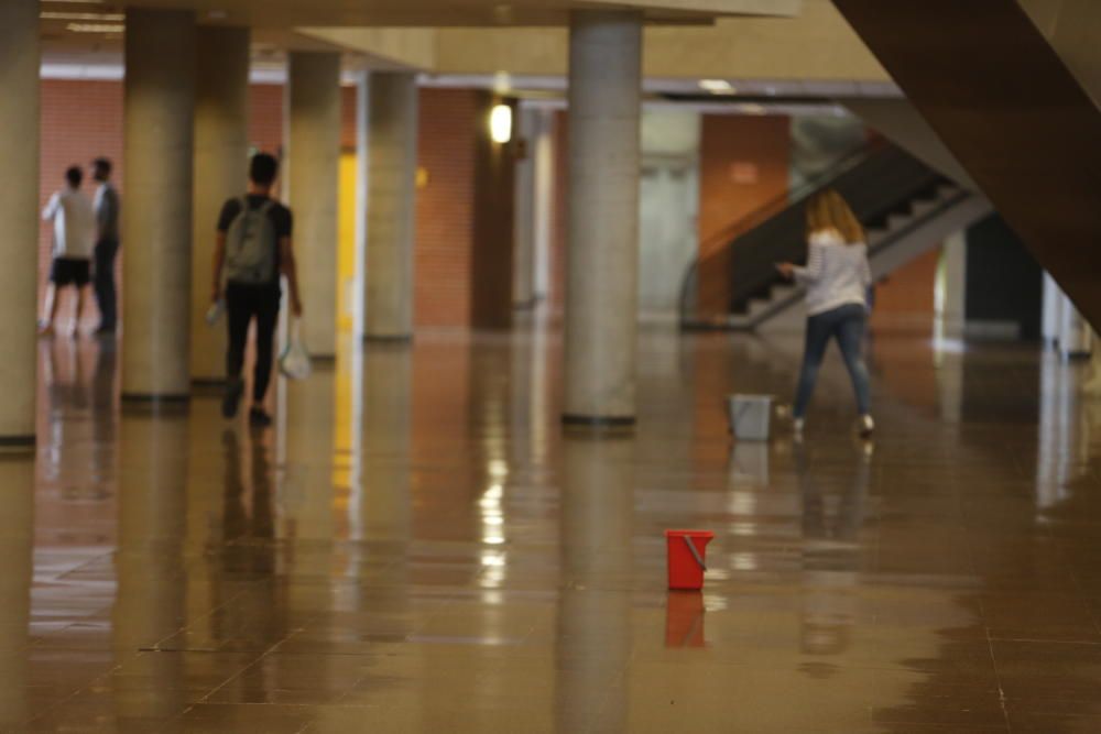 Una de las múltiples goteras en el edificio