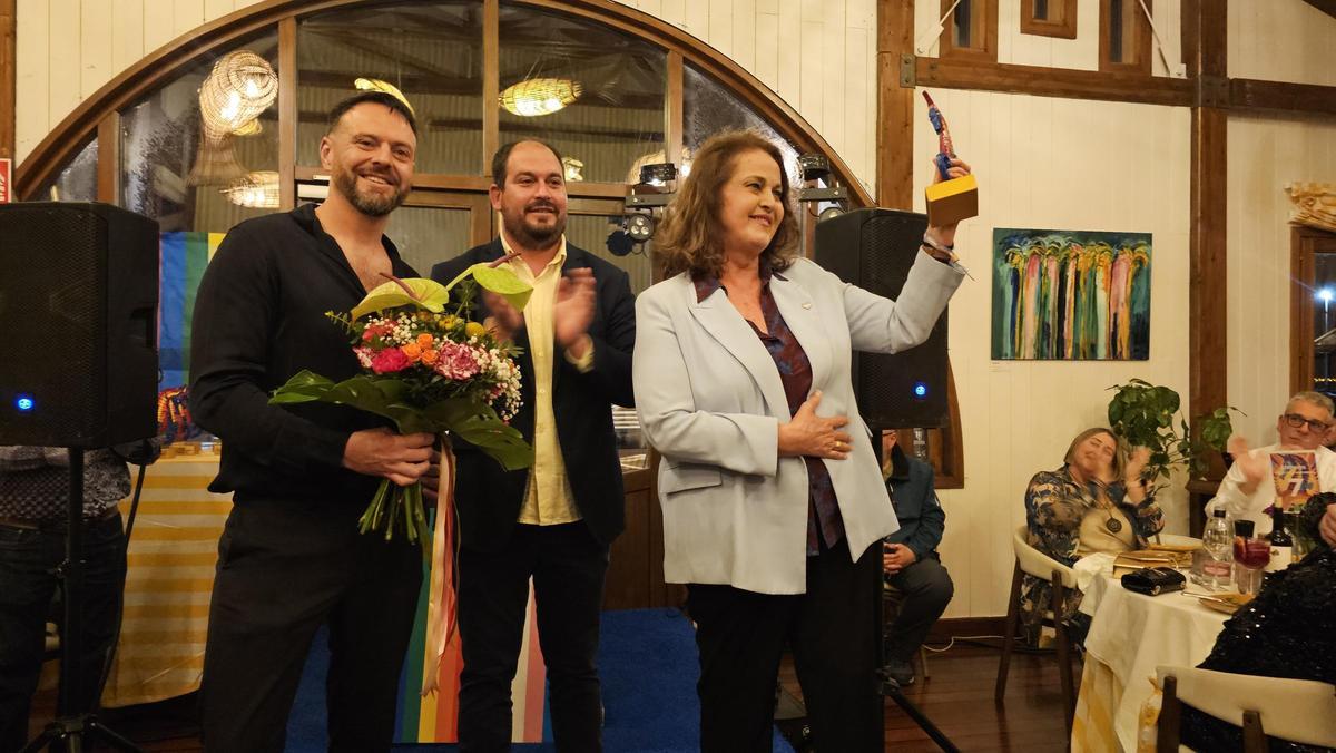 La senadora Carla Antonelli recibió el premio de manos del alcalde, Mario Pérez Cervera, y de la Asociación LGTBIQ+ de Los Alcázares ‘Lo tienes claro’