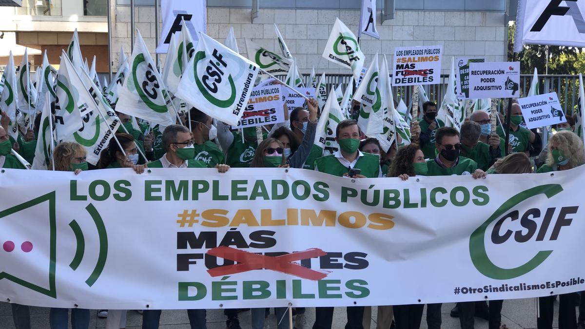 Protesta de CSIF a las puertas de la Consejería de Hacienda, esta mañana.