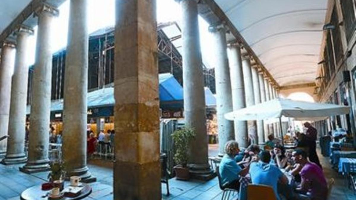 Locales en uno de los ángulos de los porches de la Boqueria, el pasado martes.