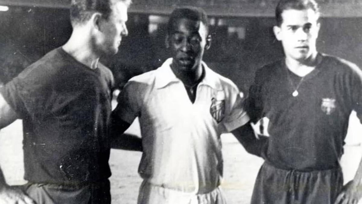 Kubala, Pelé y Luis Suárez, durante un encuentro.