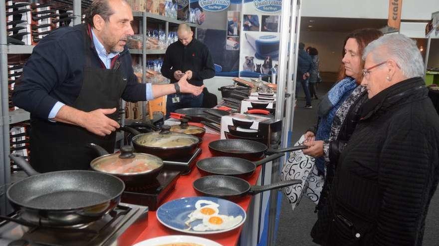 Exhibición de sartenes con alimentos. // Rafa Vázquez