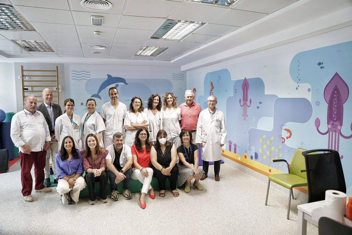 El equipo de sanitarios pediátricos de Son Espases con la doctora Escribà de rojo y la residente Natalia Mateos, segunda por la izquierda, sentada