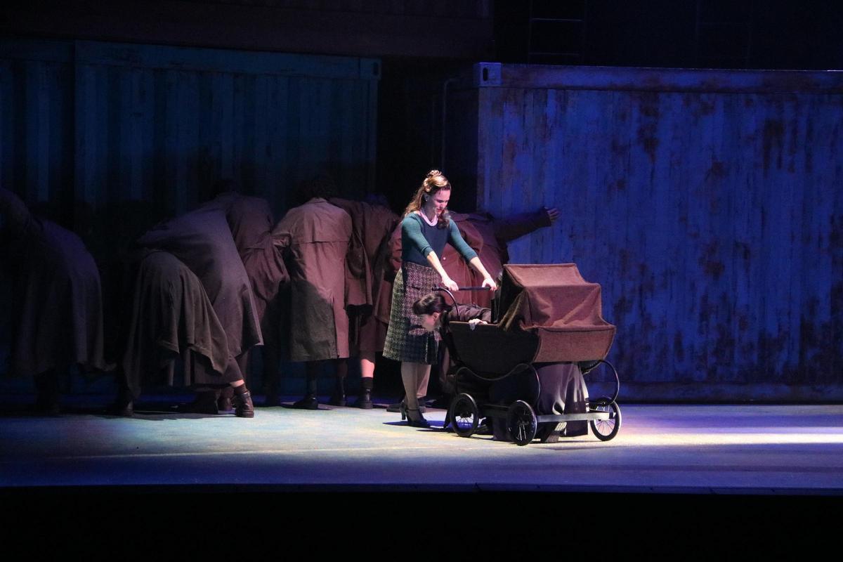 Una imatge del musical que es representa al teatre Condal