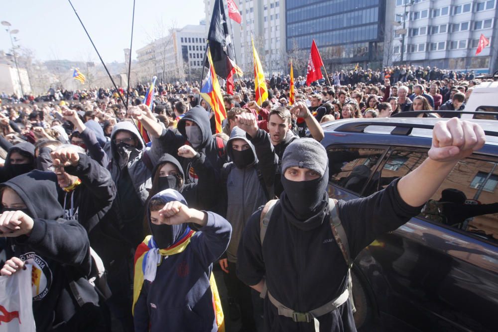 Els manifestants davant la seu de la Subdelegació del Govern espanyol