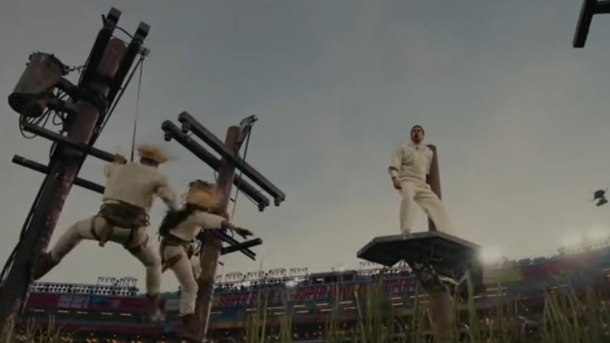 Bad Bunny subido a los postes de luz que tantos problemas dan en las islas caribeñas.