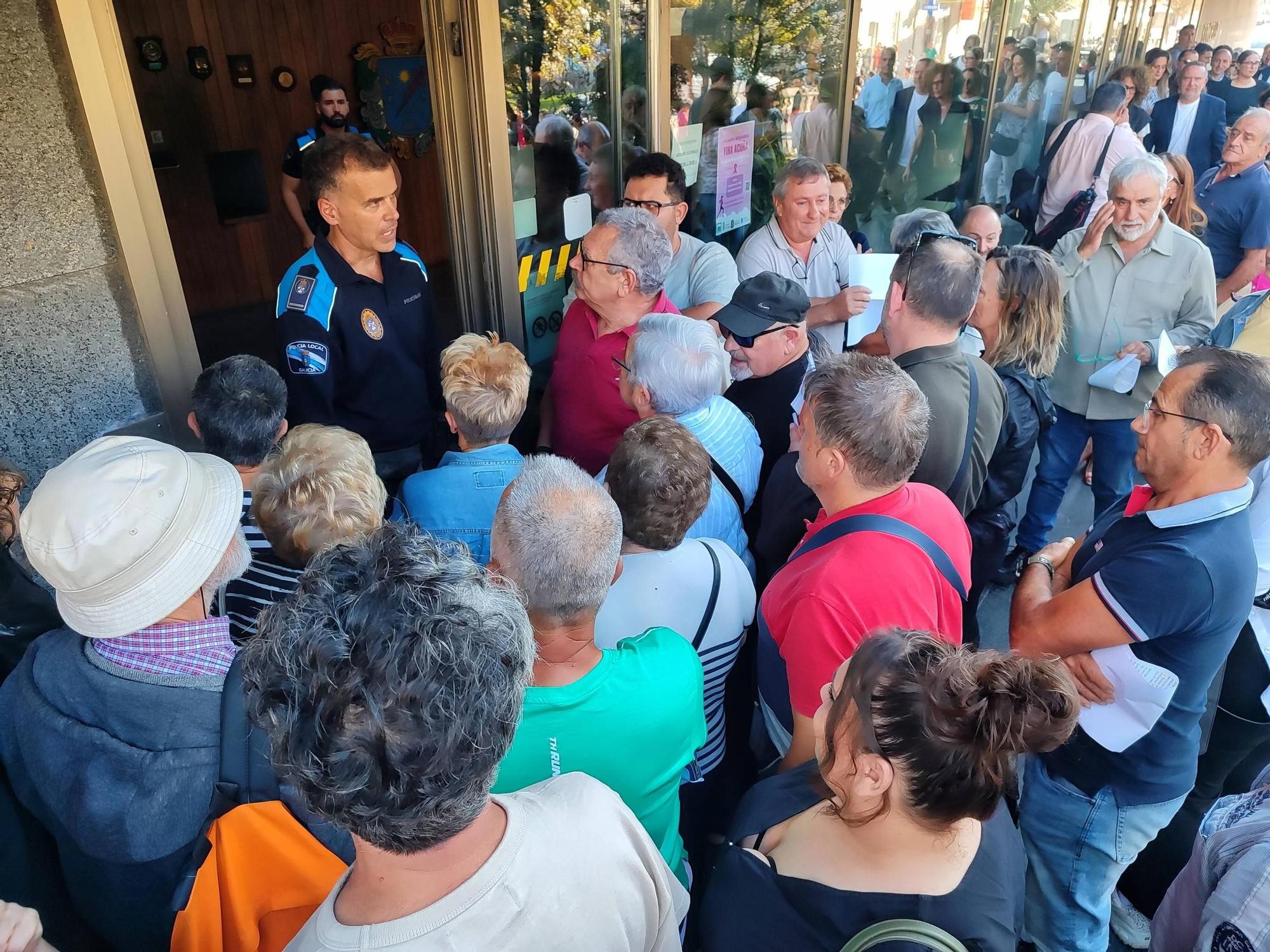Multidudinaria protesta contra la subida de la basura en Cangas