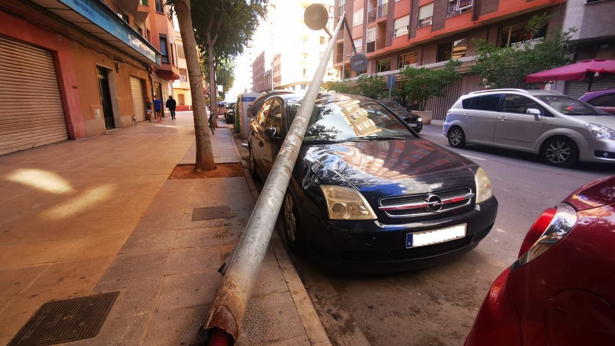 Imagen de la farola que ha caído sobre un automóvil en Castelló