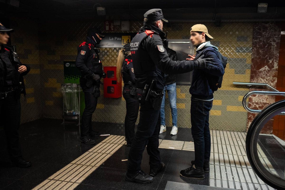 Macrodispositivo de Mossos junto a seguridad de TMB en el Metro de Barcelona