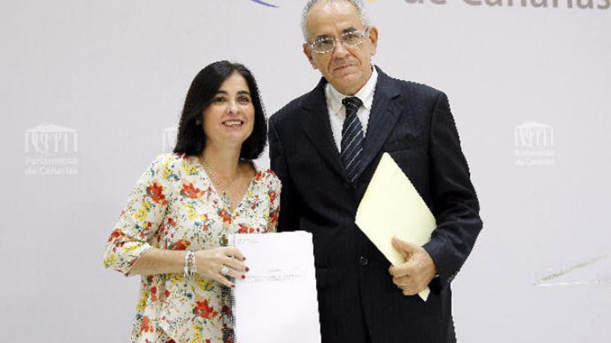 Daniel Cerdán, comisionado de Transparencia de Canarias, junto a la presidenta del Parlamento autonómico Carolina Darias.