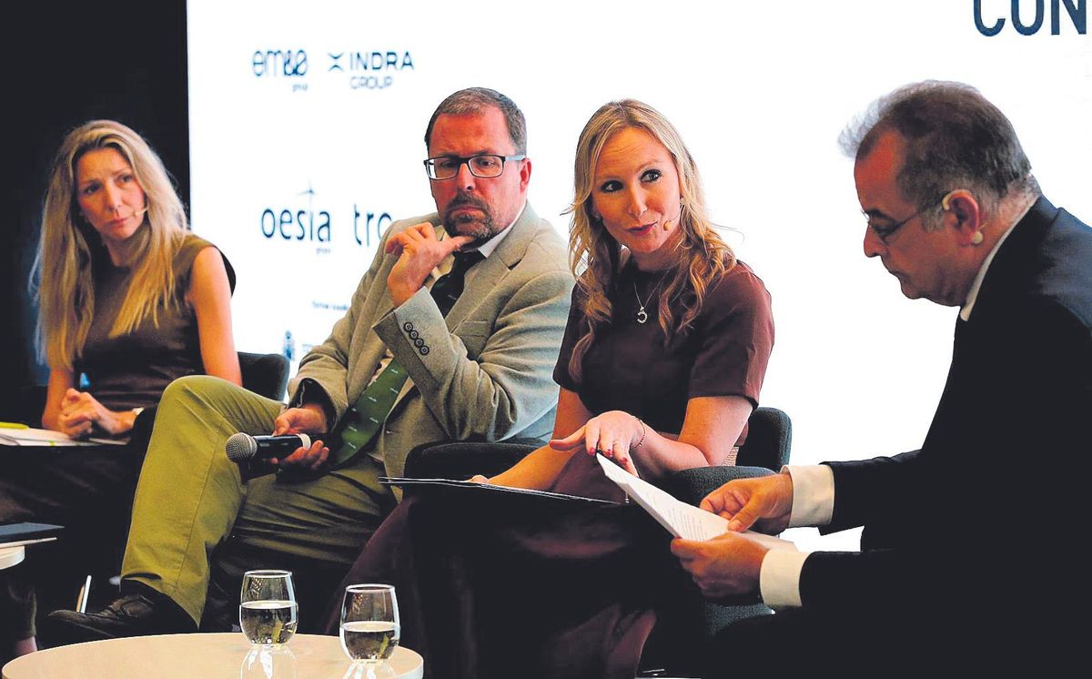 De izq. a dcha., Silvia Gamo, directora general de la Fundación Círculo de Tecnologías para la Defensa y la Seguridad; Raül Blanco, director general de estrategia de SAPA; Vannesa Jaklitsch, directora de comunicación de la EOI y Albert Sáez, director de EL PERIÓDICO.