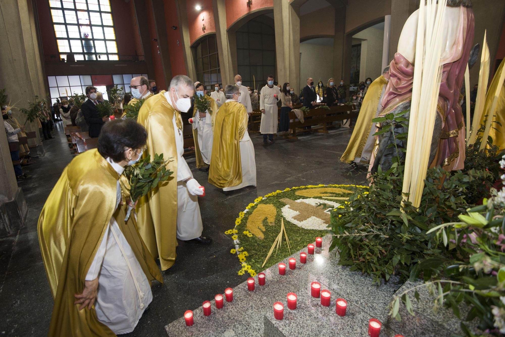 Semana Santa A Coruña 2021 | Misa y bendición de Ramos con La Borriquita en el interior