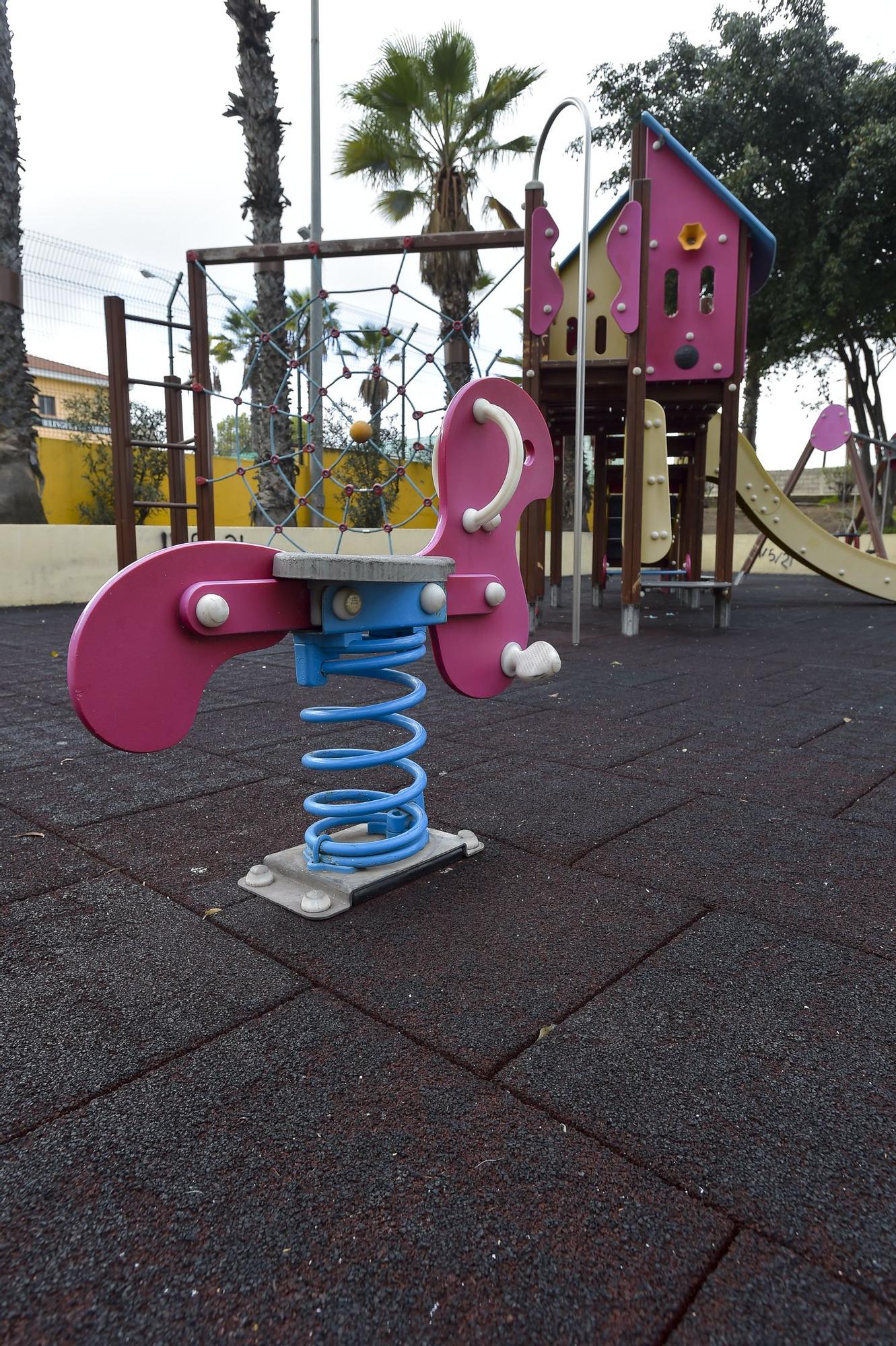 Desperfectos en la Calle Batalla de Teruel y el parque infantil de la plaza Cayo Ramírez