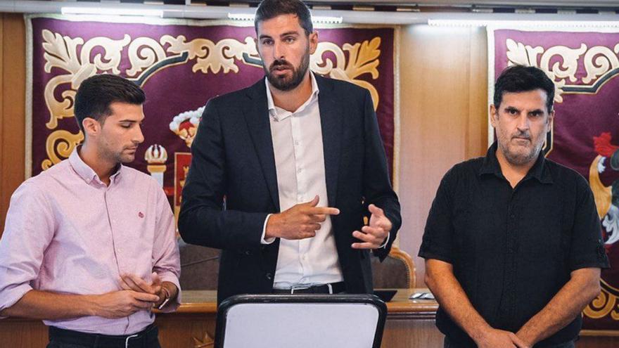 Antelo junto al alcalde de Alguazas, García Bernabé, y el concejal de Vox.