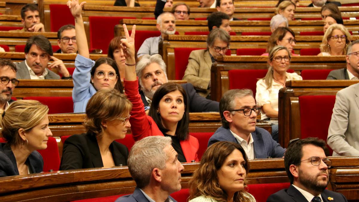 Las portavoces de ERC y Junts, Marta Vilalta y Mònica Sales, marcan el sentido del voto de la moción de la CUP sobre una cuestión de confianza al presidente del Govern, Pere Aragonès.