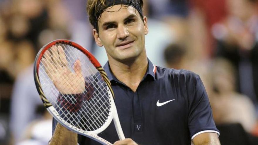 Roger Federer celebra su triunfo ante Young.