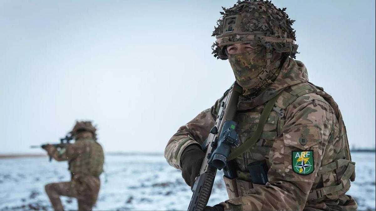 Soldados británicos durane una patrulla en Rumanía en las maniogras Steadfast Dart de 2025. En el brazo, el escudo de la Fuerza Aliada de Reacción (ARF) de la OTAN