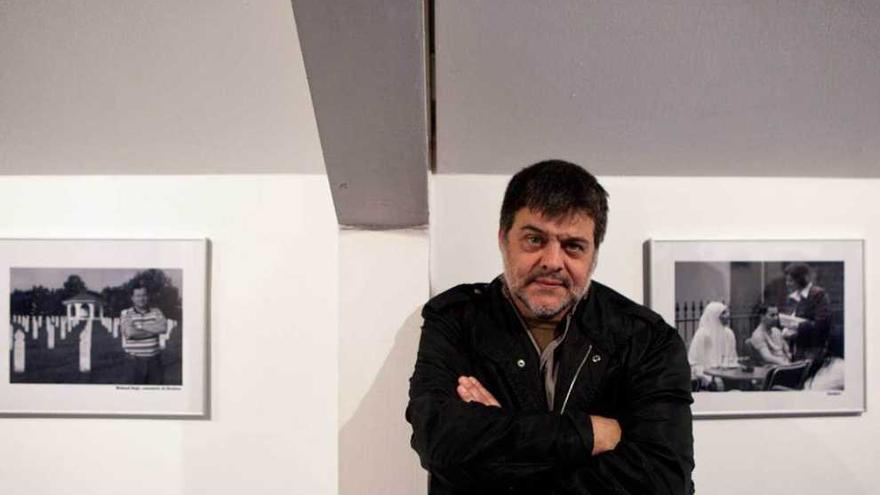 Pedro Timón, ayer, junto a dos de las fotos de su exposición.