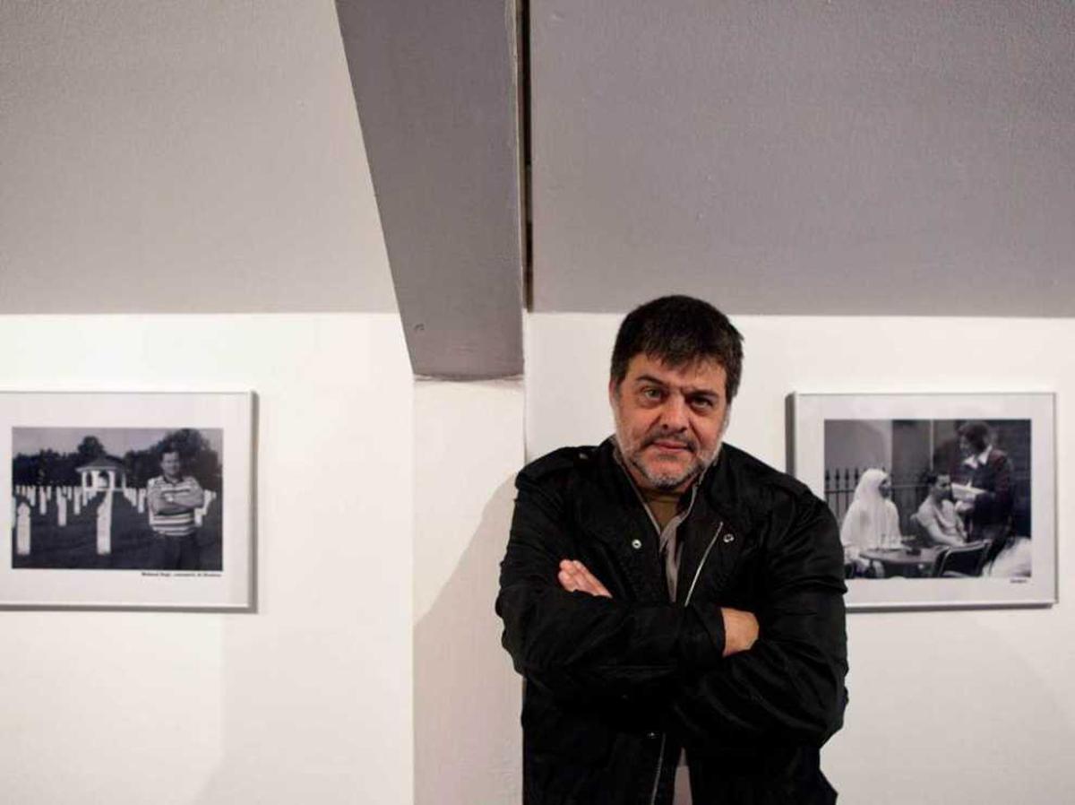 Pedro Timón, ayer, junto a dos de las fotos de su exposición.