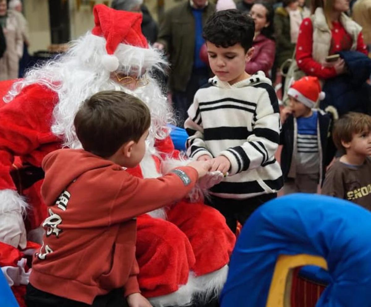 Papá Noel pasou unha tarde moi divertida cos nenos e nenas dubreses.