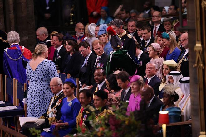 El príncipe Harry, en la tercera fila en la coronación de Carlos III