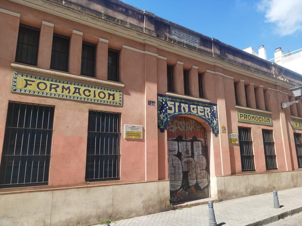 Fachada del edificio Singer ubicado en la calle Lumbreras de Sevilla.