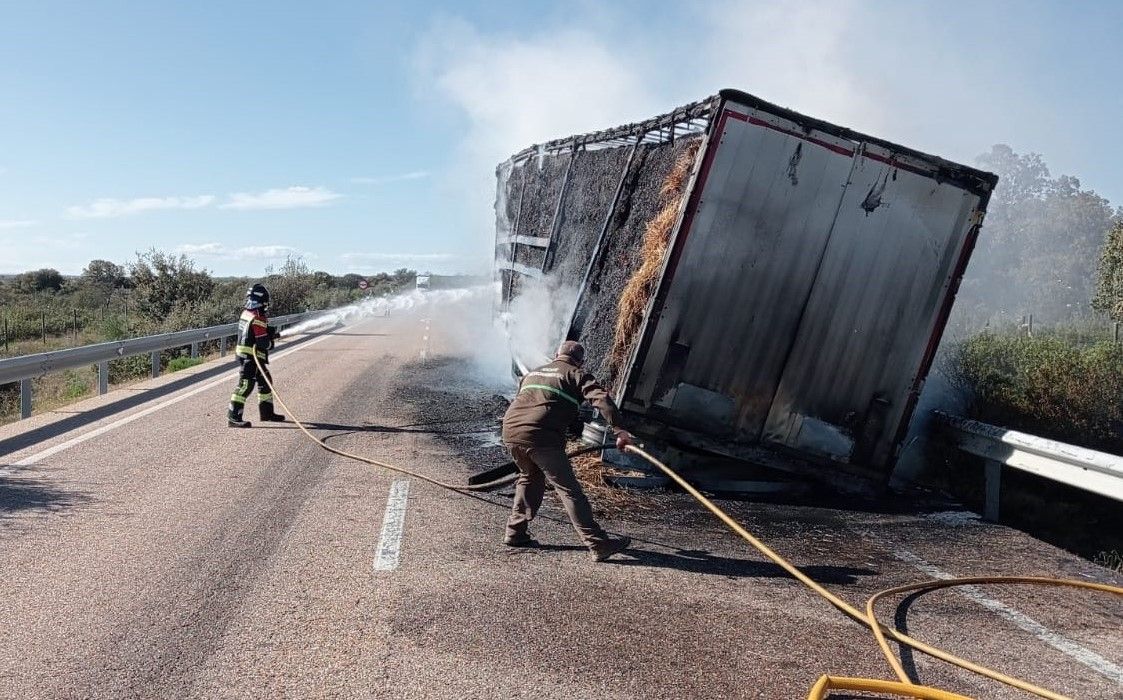 Incendio de un camión de paja en la N-122