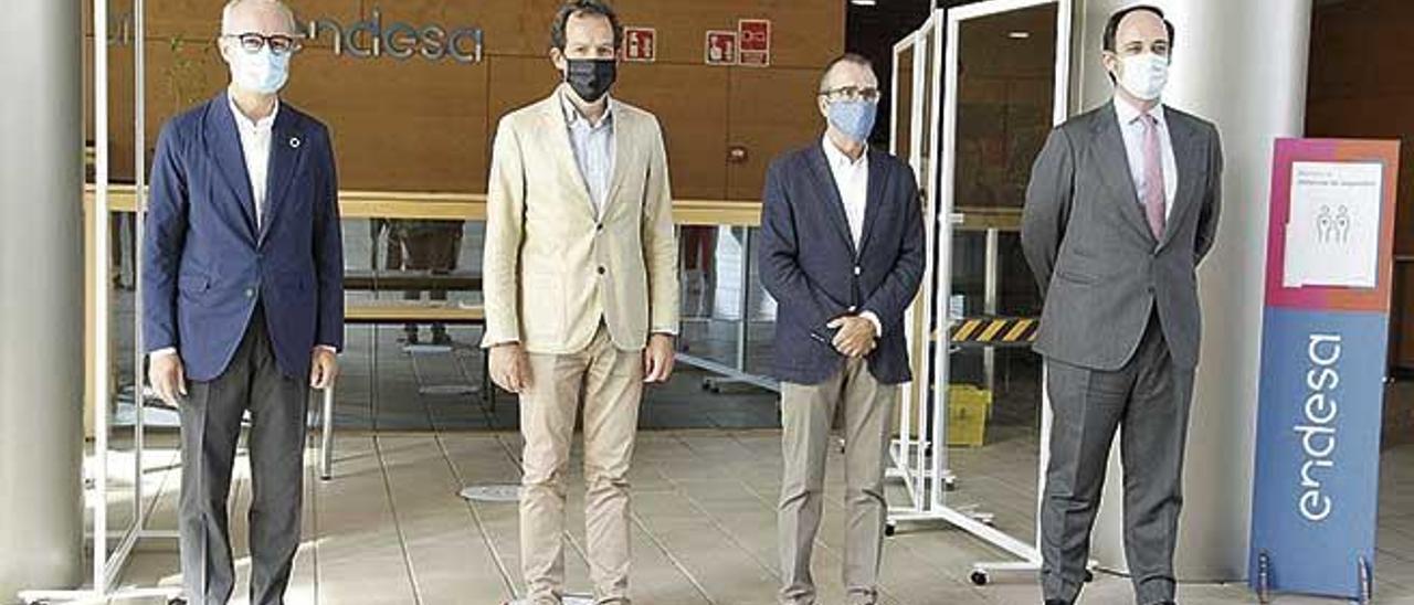 Martín Ribas, Marc Pons, Juan Pedro Yllanes y Laureano Álvarez, ayer en la sede de Endesa en Palma.