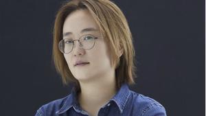 La escritora Kim Hye-jin, autora de Soy toda oídos