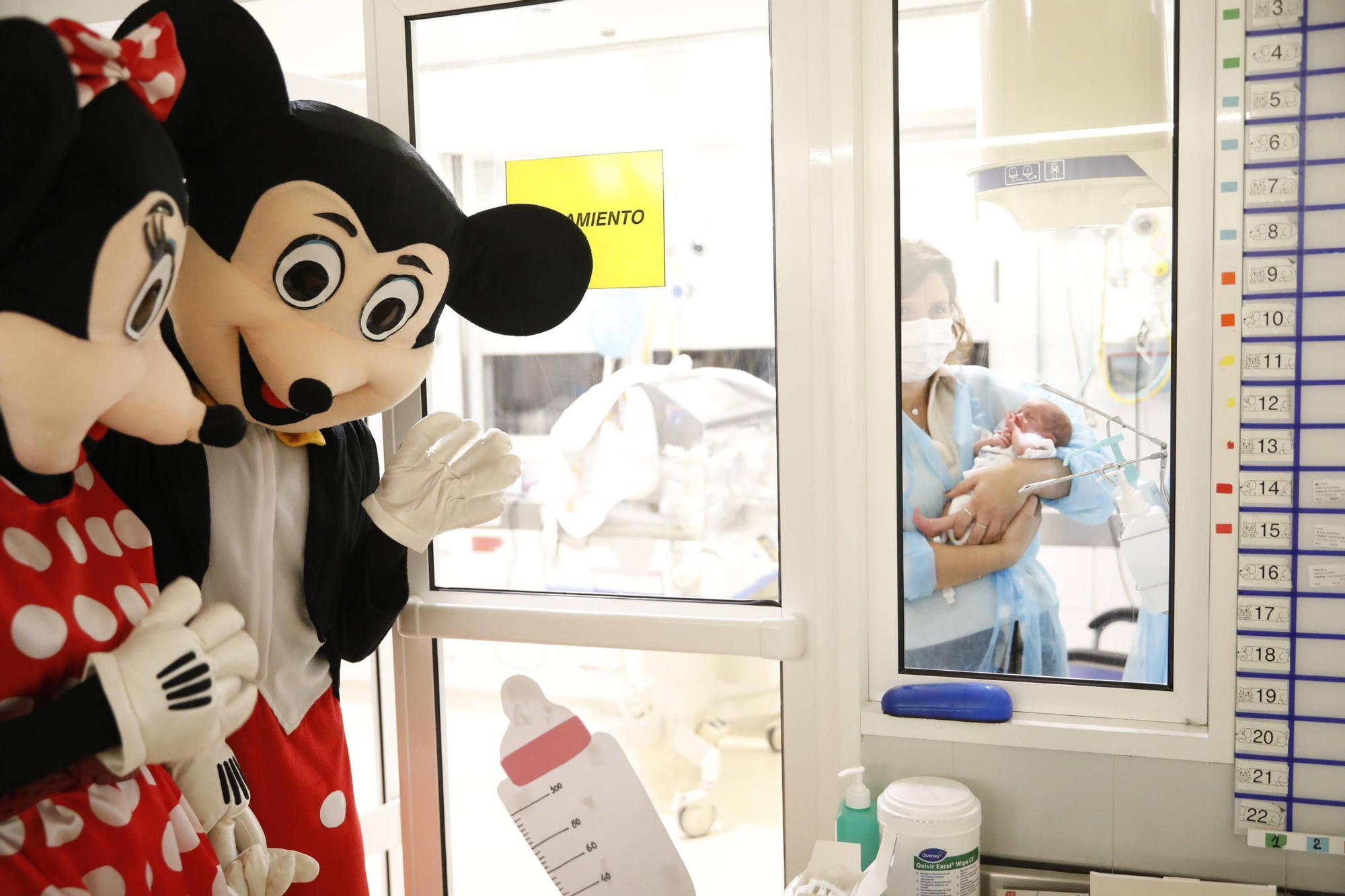 Así fue la visita de Mickey y Minnie Mouse al Hospital de Cabueñes (en imágenes)