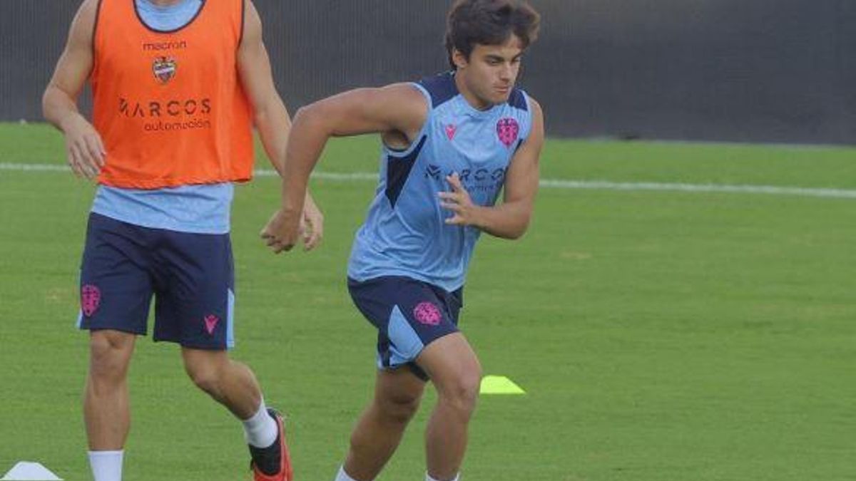 Carlos Álvarez, centrocampista del Levante