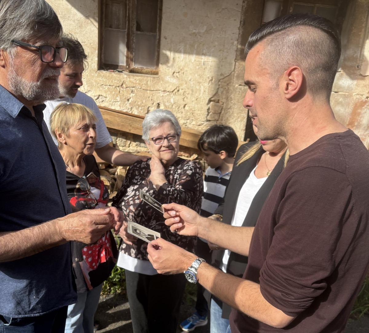 Moritz, a la izquierda, contempla las fotos viejas de sus familiares delante de la casa de Alejandro Gutiérrez.