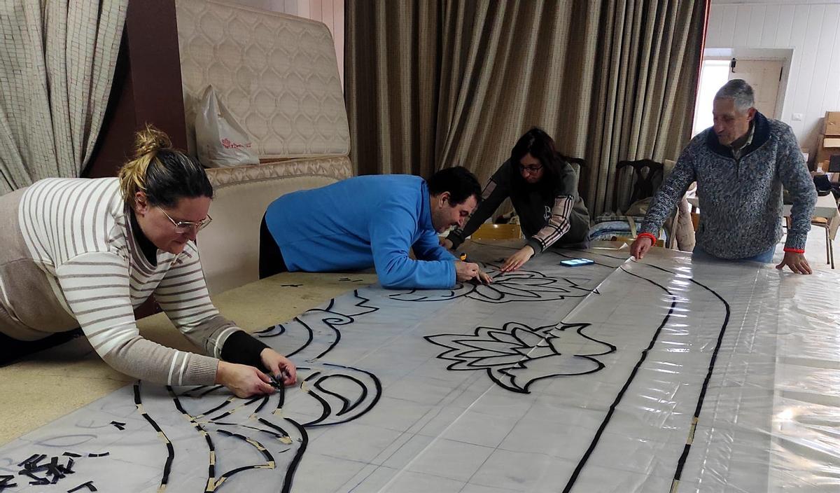 Los preparativos para las alfombras alrededor de la iglesia de Bueu