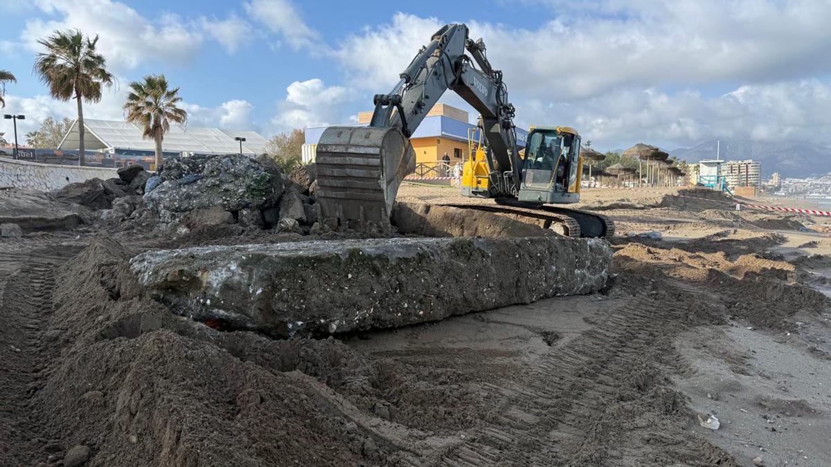 Las obras en la playa fuengiroleña del Castillo no se detendrán en Semana Santa, como consecuencia del hallazgo de las cimentaciones del antiguo hotel Mare Nostrum