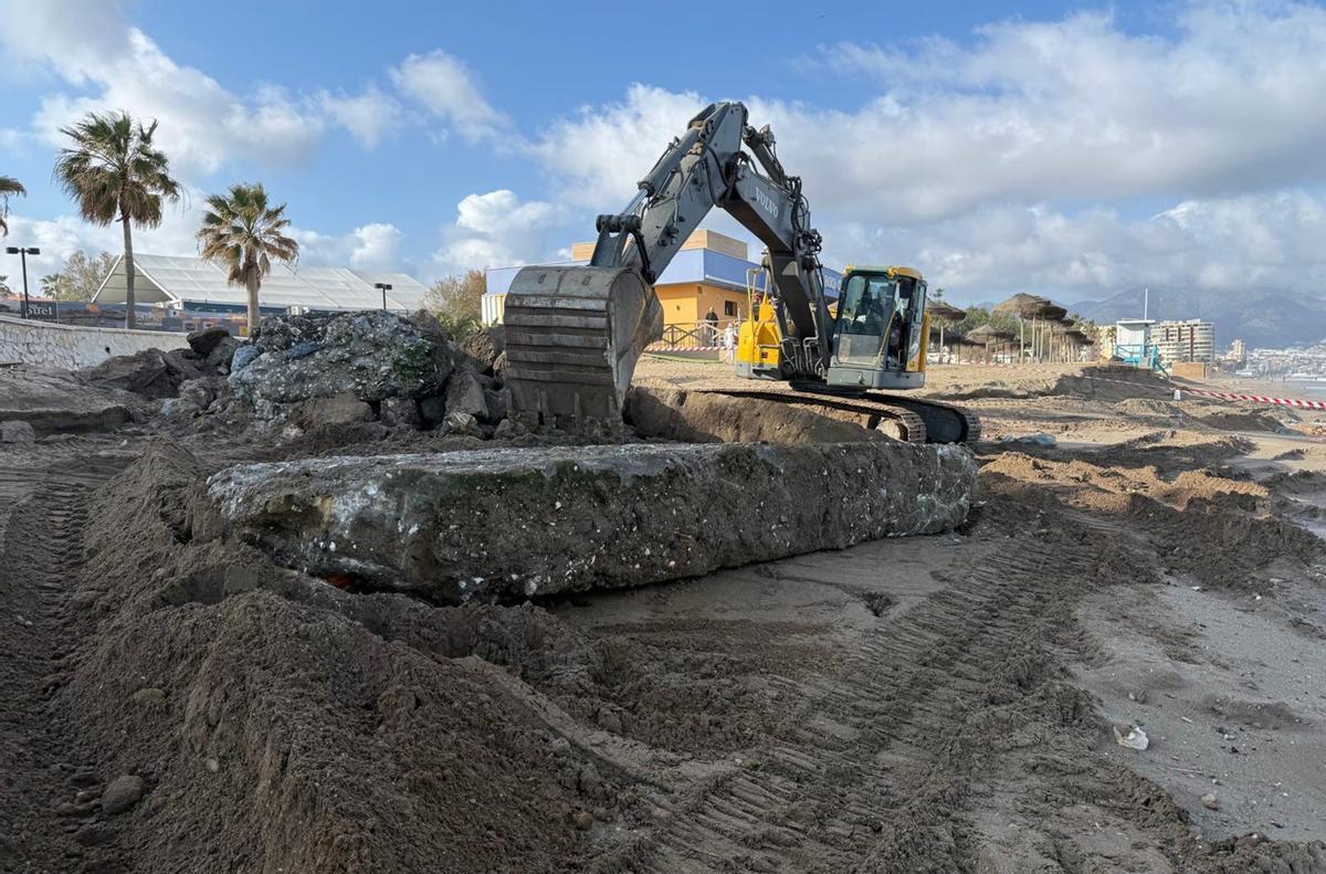 Las obras en la playa fuengiroleña del Castillo no se detendrán en Semana Santa, como consecuencia del hallazgo de las cimentaciones del antiguo hotel Mare Nostrum