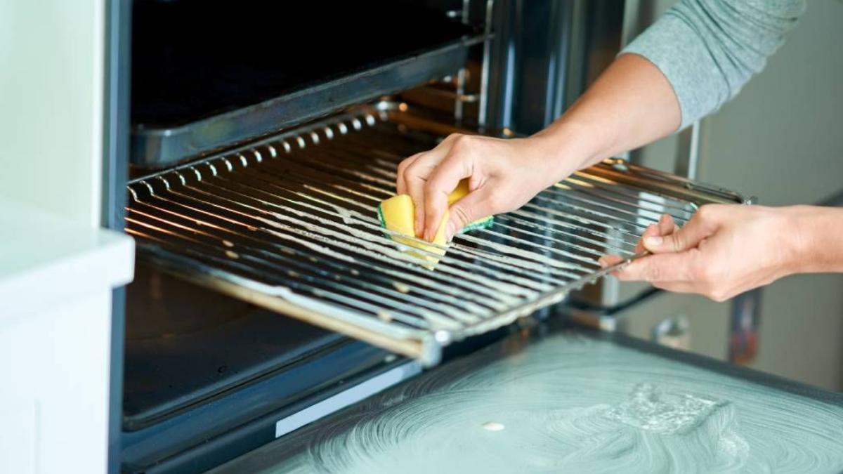 Cómo limpiar el horno con bicarbonato ¡en minutos!