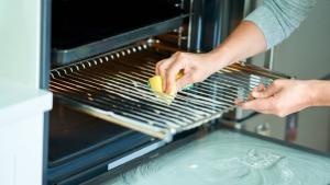 Los expertos desvelan los mejores consejos para quitar hasta la suciedad más incrustada del horno