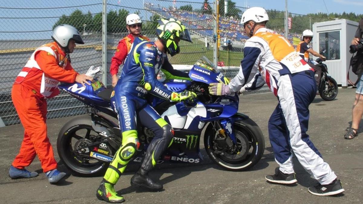 Valentino Rossi (Yamaha) ha llegado a perder hoy la cadena de su M1.