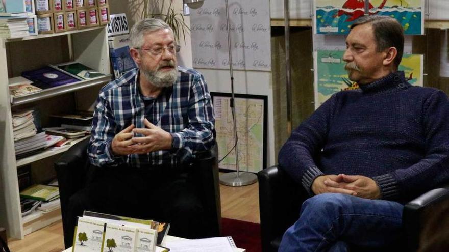 Fernando Menéndez, a la izquierda, ayer, con Emilio Amor, en la presentación de su libro.