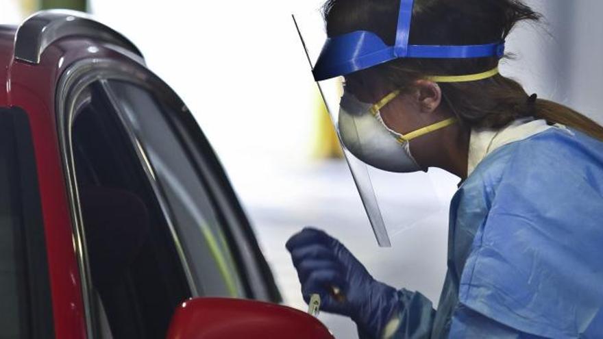 Test rápido para detectar el coronavirus en el hospital de campaña instalado en el parking del HUCA