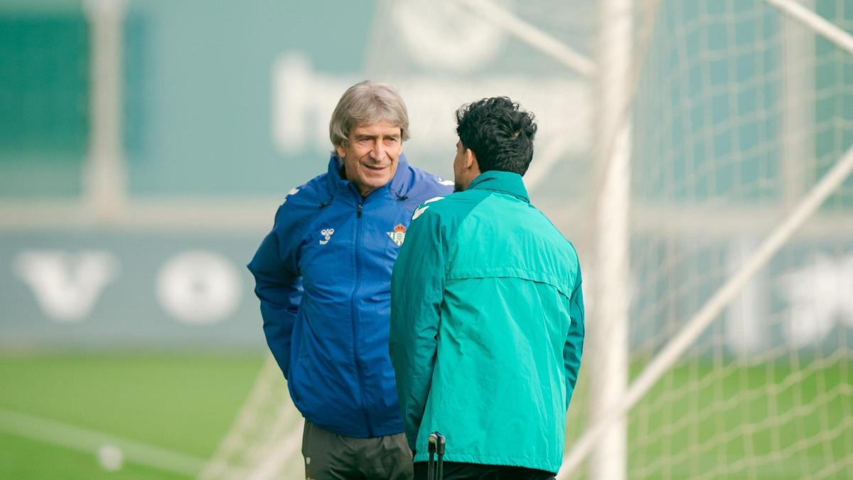 Manuel Pellegrini dialoga con Pablo Fornals en un entrenamiento del Betis