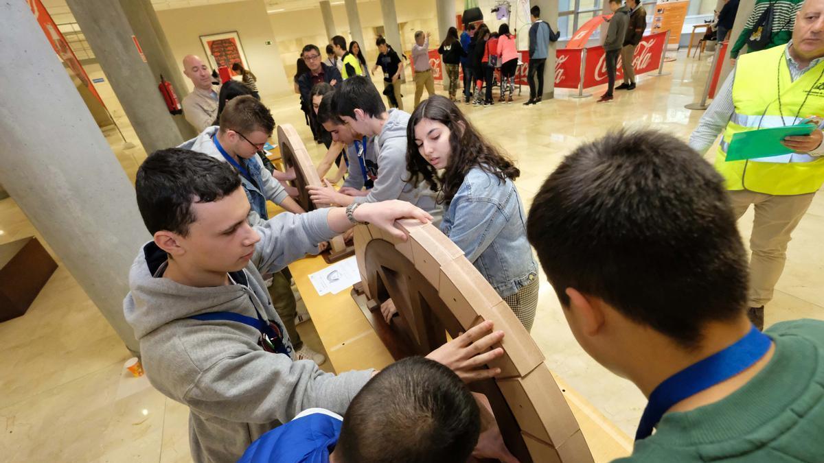 Un encuentro con escolares celebrado en el campus de Mieres.