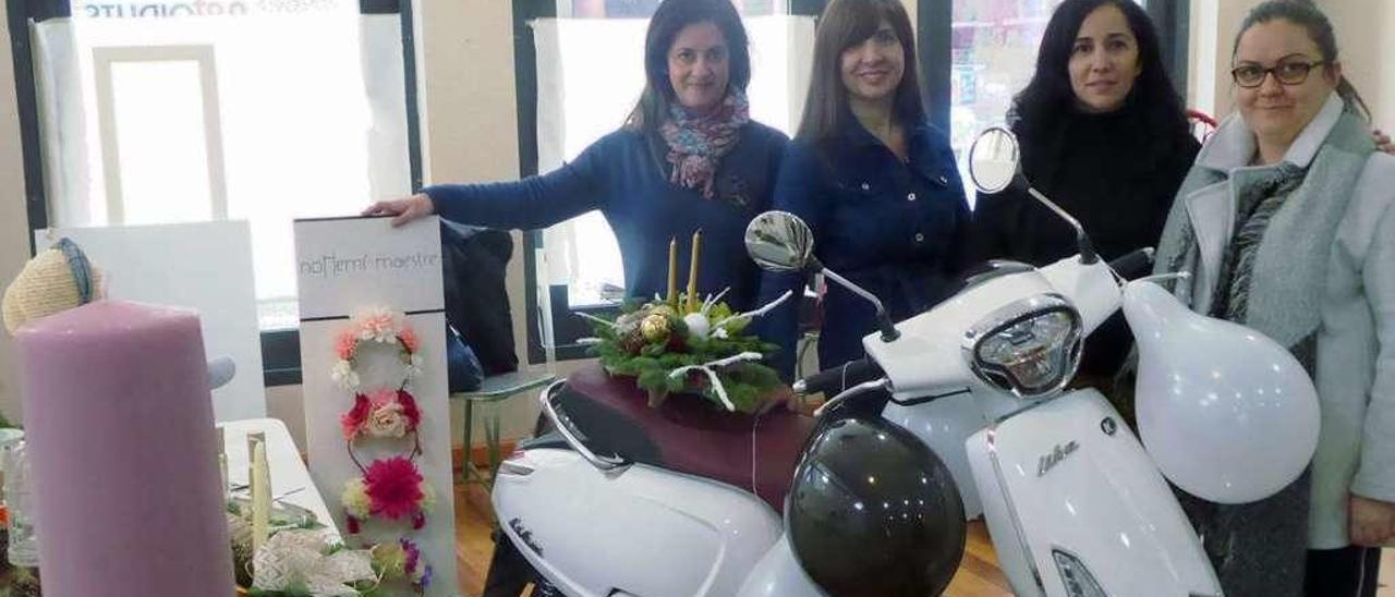 Loreto Jorge, Artemisa Alonso, Nohemí Maestre y Beatriz Vale, en la tienda efímera de la calle Enrique II de la Pola.