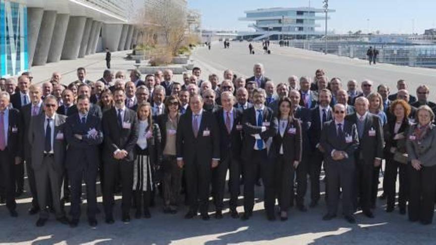 Los socios de AVE, ayer por la mañana, ante la Marina de Empresas del puerto, donde celebraron su asamblea anual.