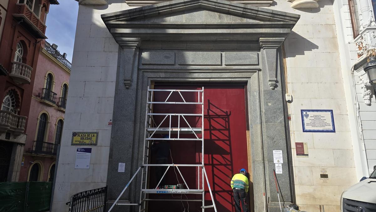 Trabajos previos para la colocación definitiva de la puerta de la ermita de la Virgen de la Soledad de Badajoz.